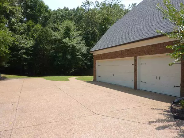 Eads, TN 38028,560 ESTATE DR