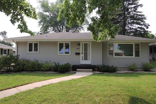 2225 N Locust St, Appleton, WI 54914