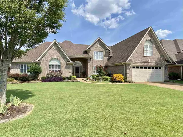 215 FAIROAKS DR, Oakland, TN 38060