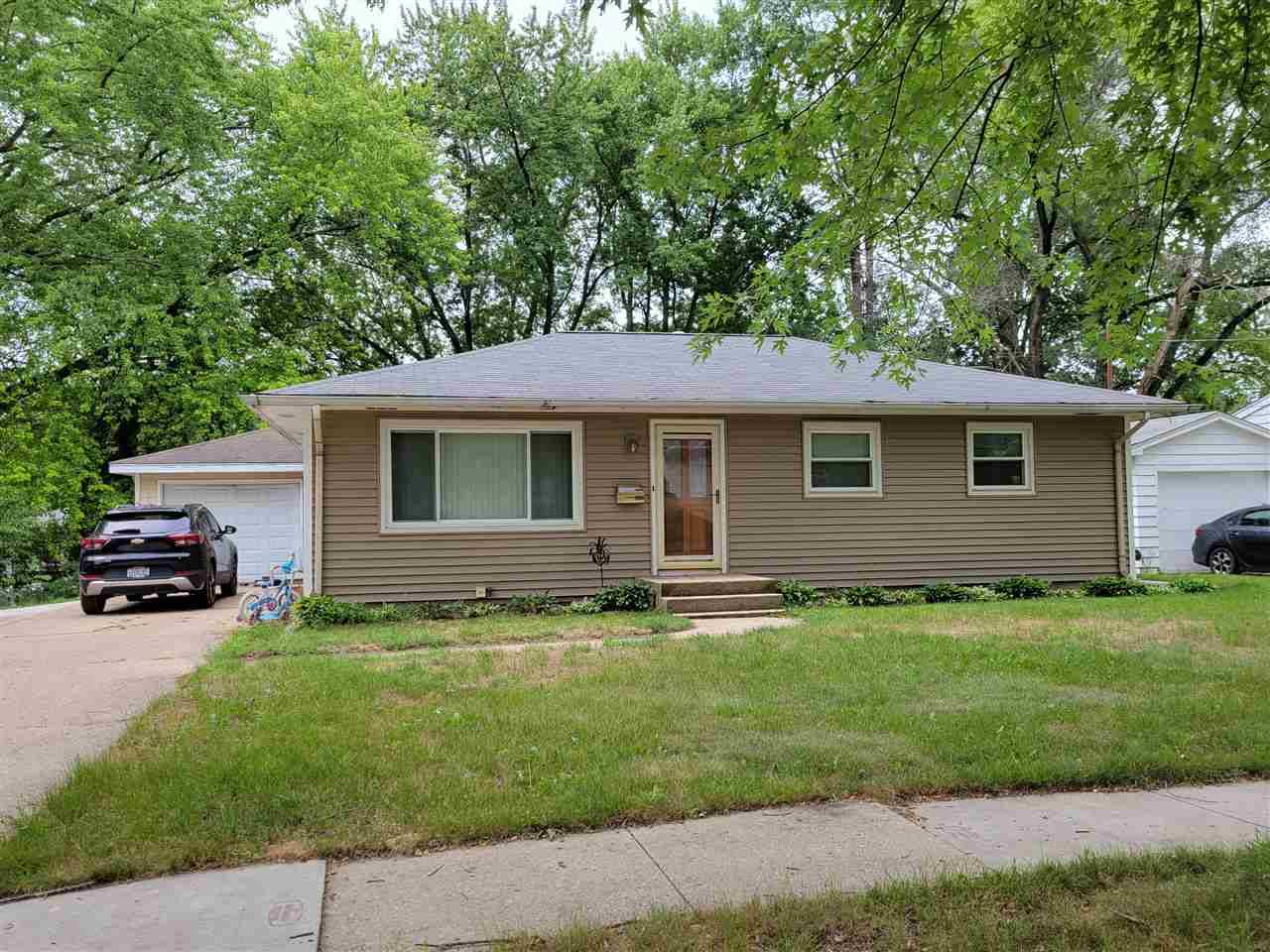 1412 Moore St, Beloit, WI 53511-4145