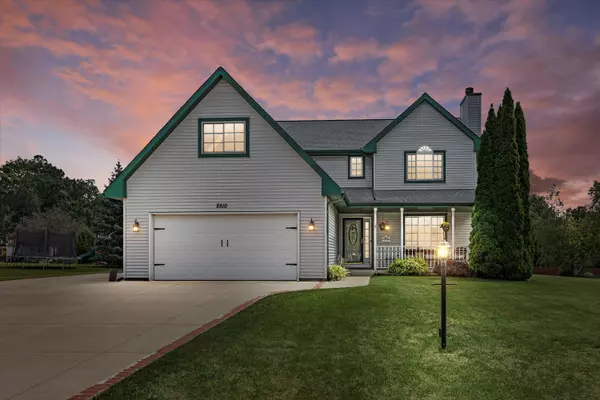 8510 S Apple Creek Dr, Oak Creek, WI 53154