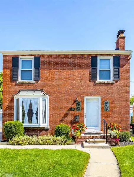 1454 Hollywood, Grosse Pointe Woods, MI 48236