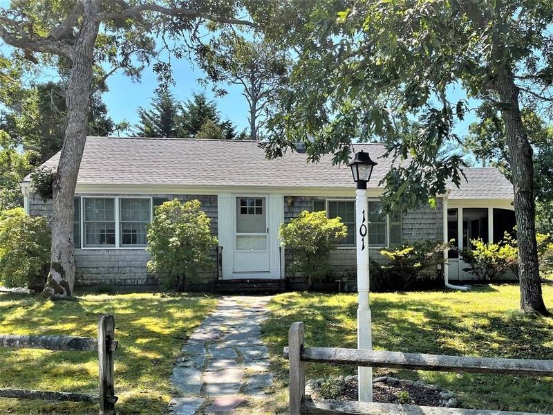 101 Clearwater Dr, Harwich, MA 02645