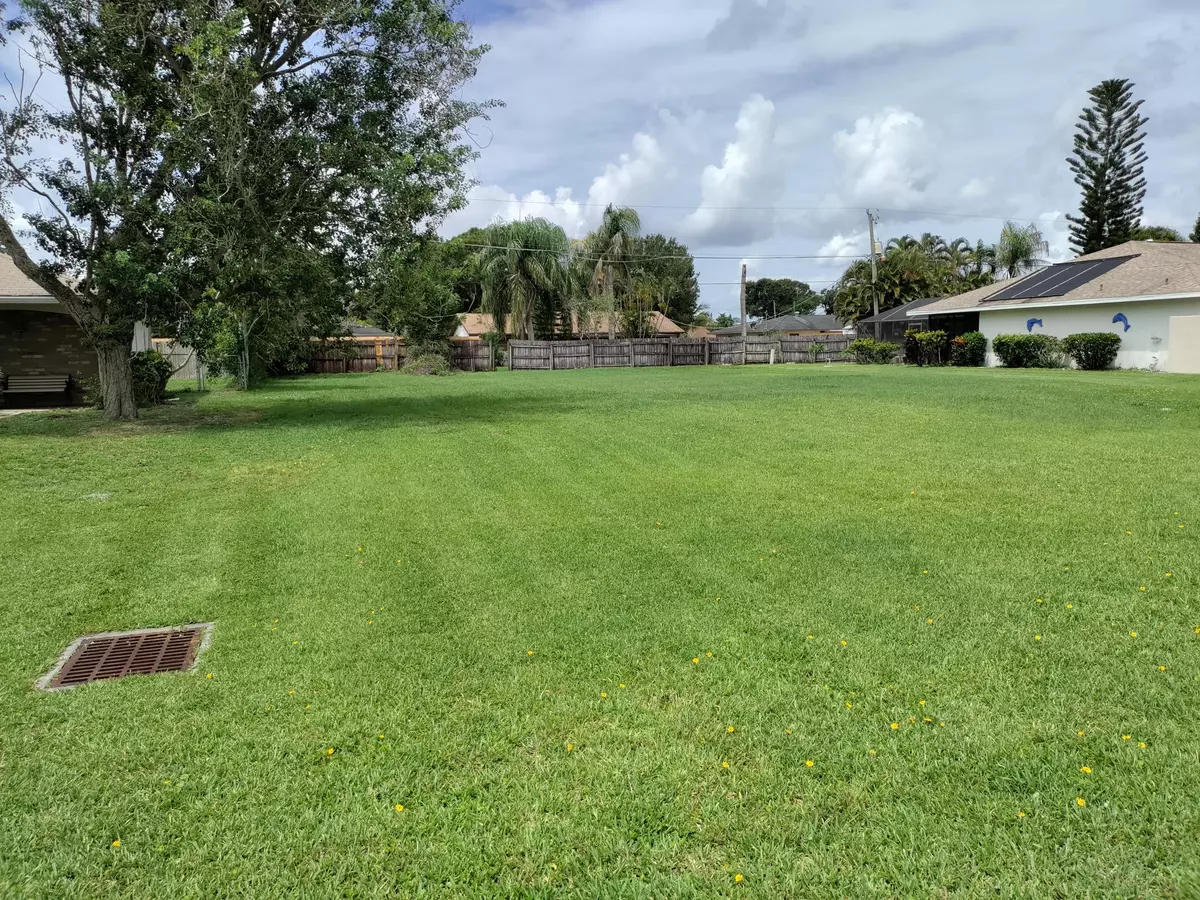 Port Saint Lucie, FL 34983,476 SE Lamon LN