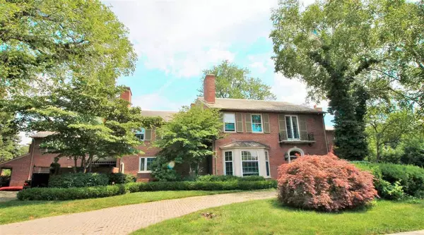 30 Lee Gate Lane,  Grosse Pointe Farms,  MI 48236