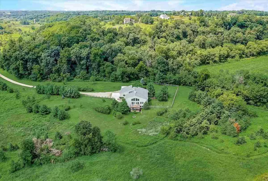 W5370 Spring Valley Rd, New Glarus, WI 53574