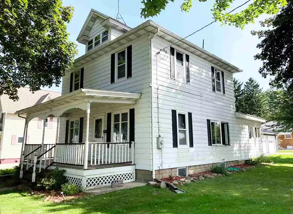 220 S 1st St, Randolph, WI 53956