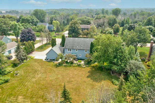 Mequon, WI 53092,1716 W Glen Oaks Ln