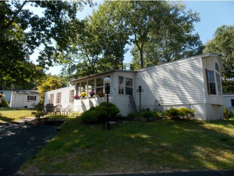 8 N Blueberry LN, Rochester, NH 03867