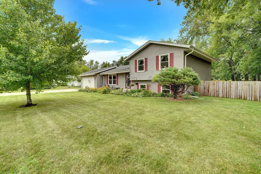 2319 Fox Knoll Dr, Rochester, WI 53185