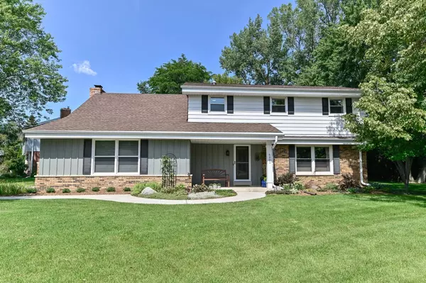 6401 N Sunset Ln, Glendale, WI 53217