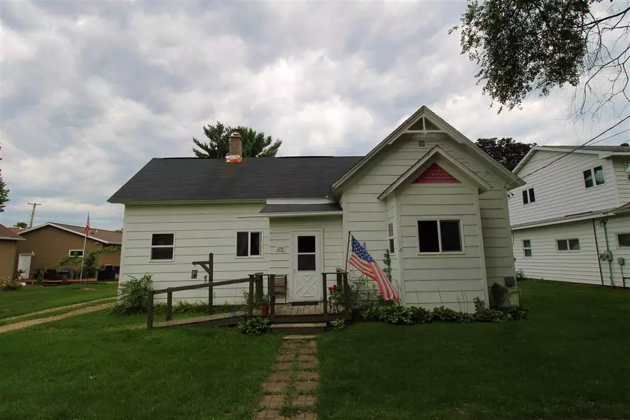 128 E South Lake St, Hancock, WI 54943