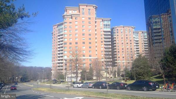 3101 N HAMPTON DR #319, Alexandria, VA 22302