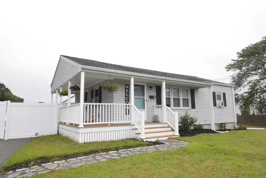 31 Wing Rd, Acushnet, MA 02743