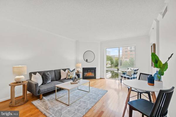 3101 N HAMPTON DR #302, Alexandria, VA 22302