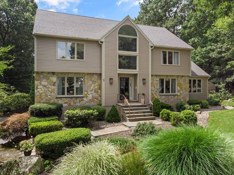 1 Coachman Ridge Rd, Shrewsbury, MA 01545