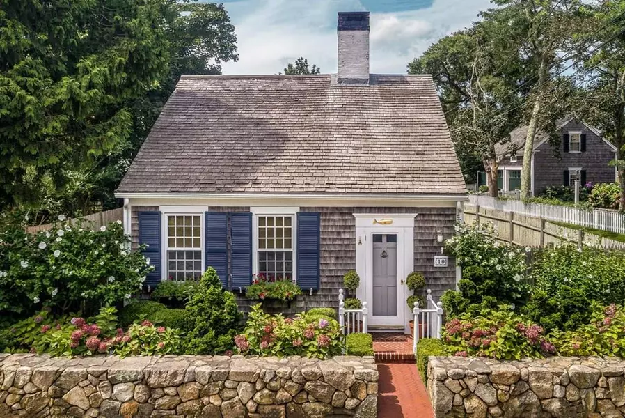 10 Peases Point Way N, Edgartown, MA 02539