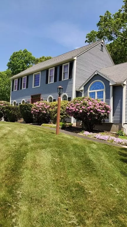 17 Crestview Dr, Mendon, MA 01756