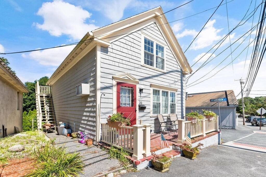 20 Railroad Ave, Rockport, MA 01966