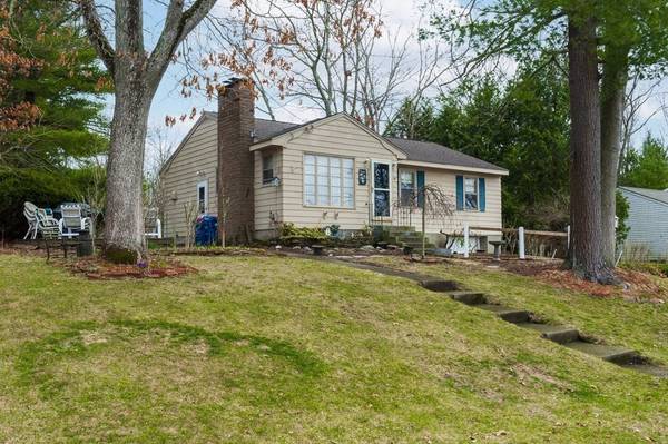 25 Robin Hood Dr, Seekonk, MA 02771