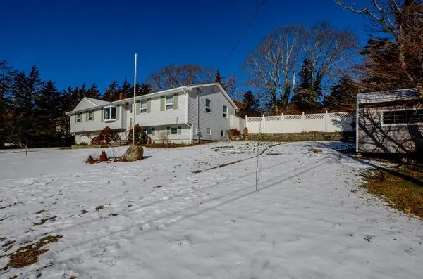 5 Clearwater Dr, Plymouth, MA 02360