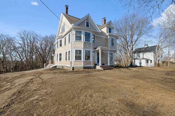 38 Standish St, Duxbury, MA 02332