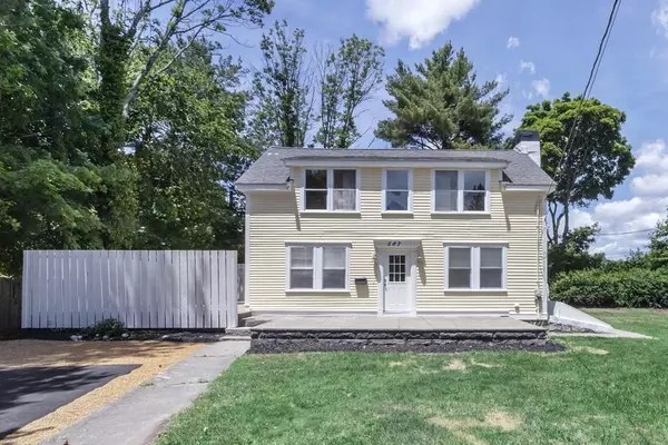 587 Main St, Medfield, MA 02052