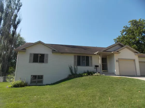 320 Pleasant St, Lake Mills, WI 53551