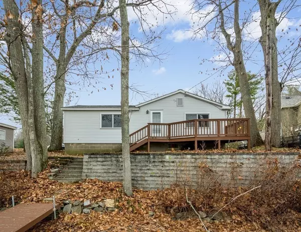 14 Cedar Lake Dr, Sturbridge, MA 01566