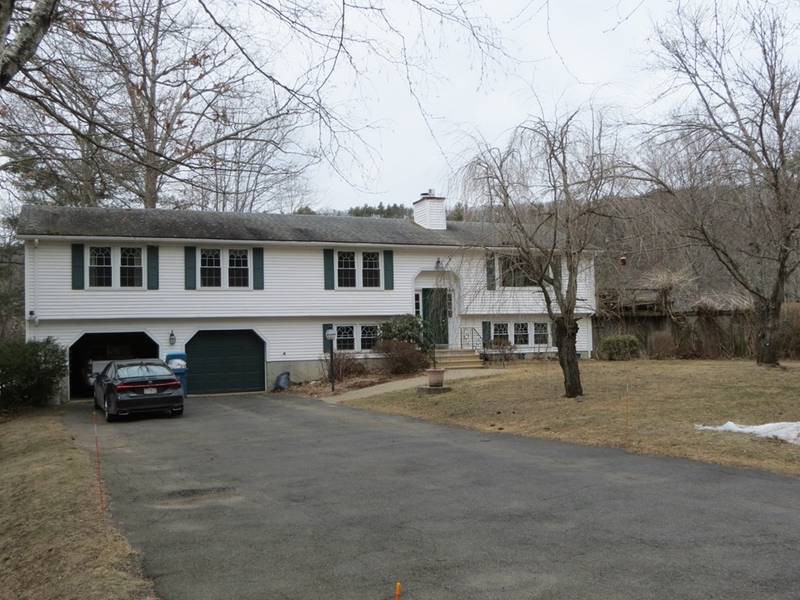 28 Woodlawn Dr, Sturbridge, MA 01566