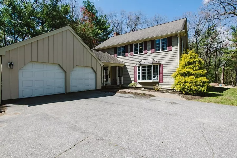 25 Pillings Pond Rd, Lynnfield, MA 01940