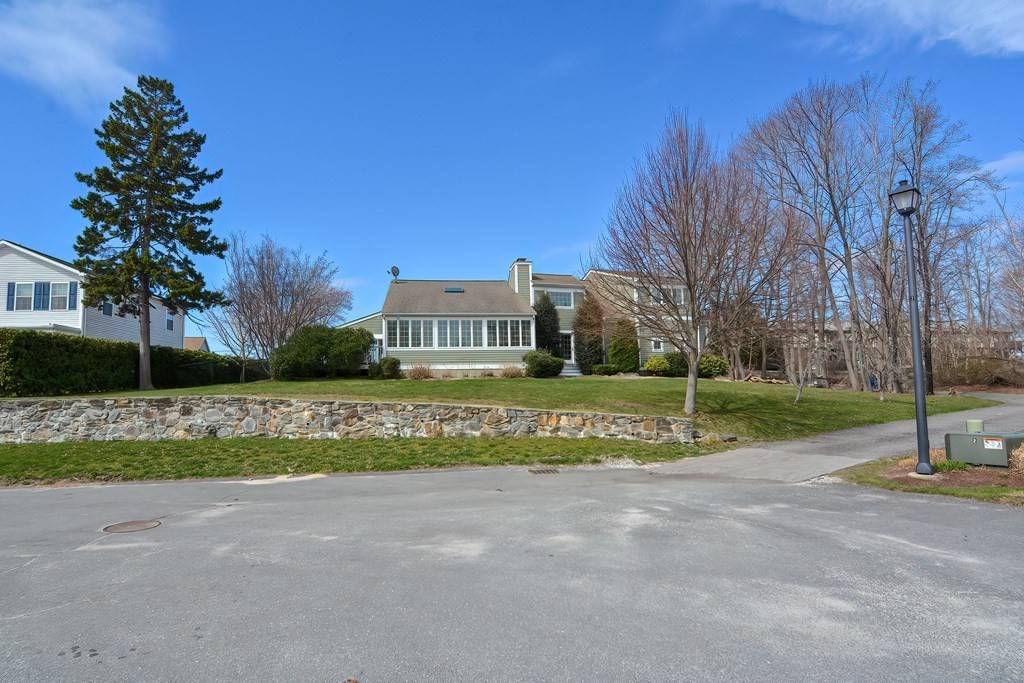 7 Quenton Ln, Bristol, RI 02809