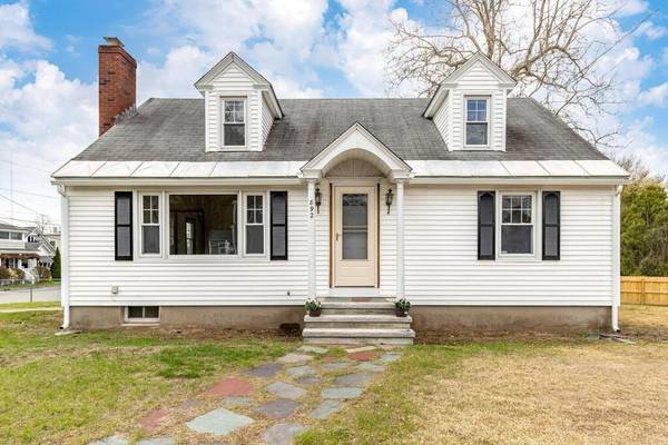 892 Lakeview Ave, Lowell, MA 01850