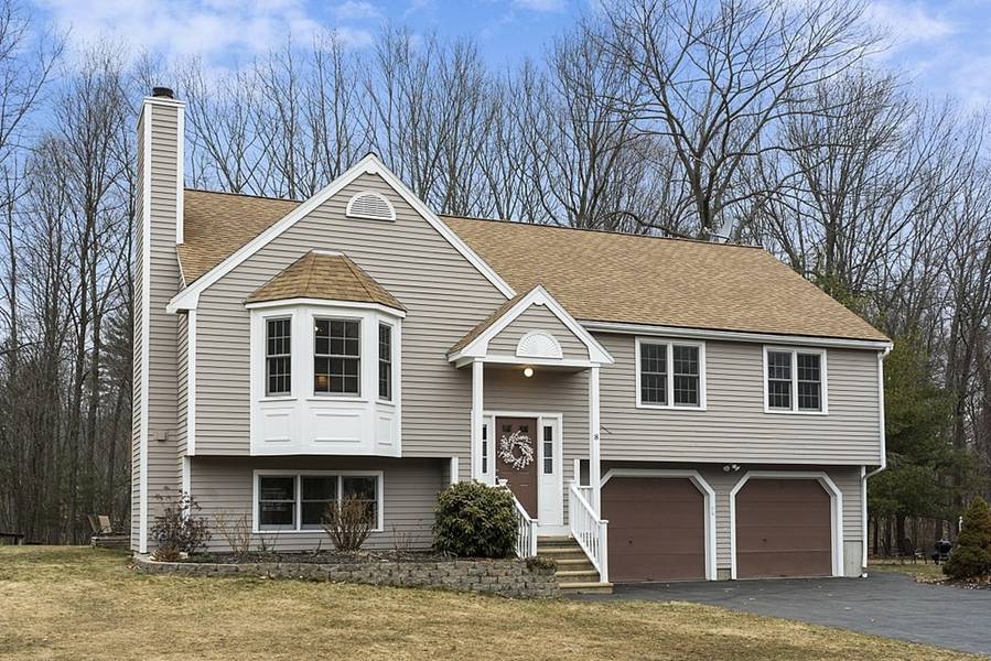 8 Pheasant Hill Dr, Shrewsbury, MA 01545