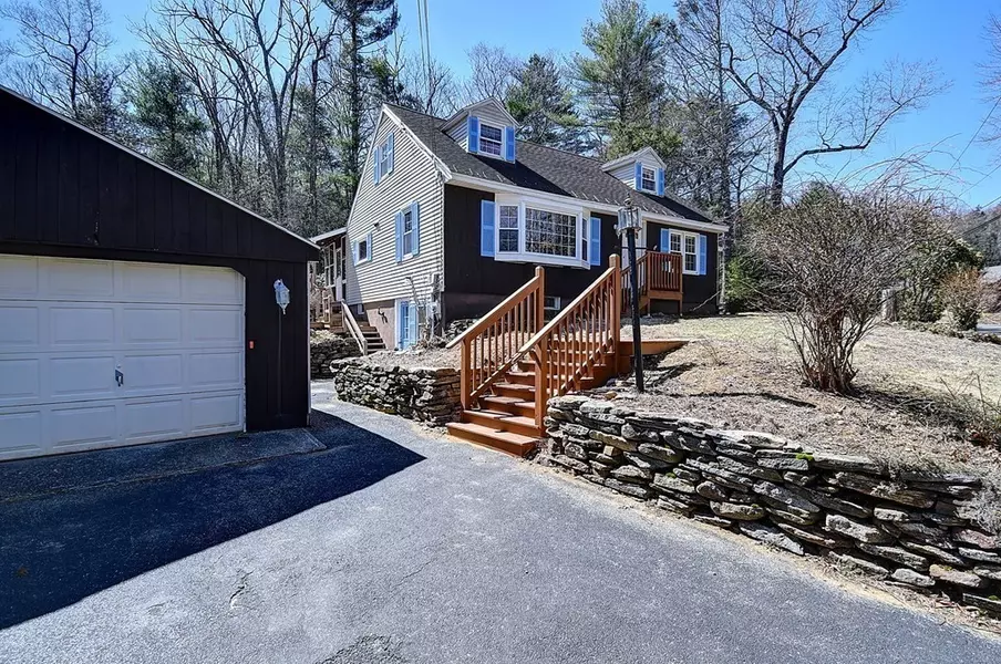 121 Stafford Rd, Holland, MA 01521