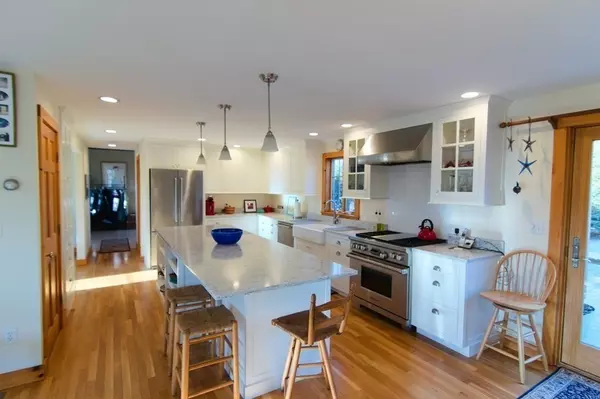 17 Old Coach Road, West Tisbury, MA 02575