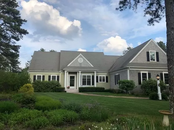 18 Pond Edge Trl, Wareham, MA 02571