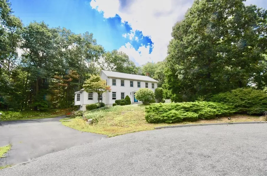 8 Beechwood Dr, Walpole, MA 02071