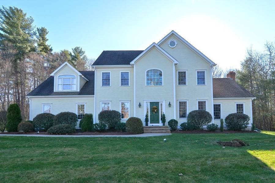 4 Pine St, Upton, MA 01568