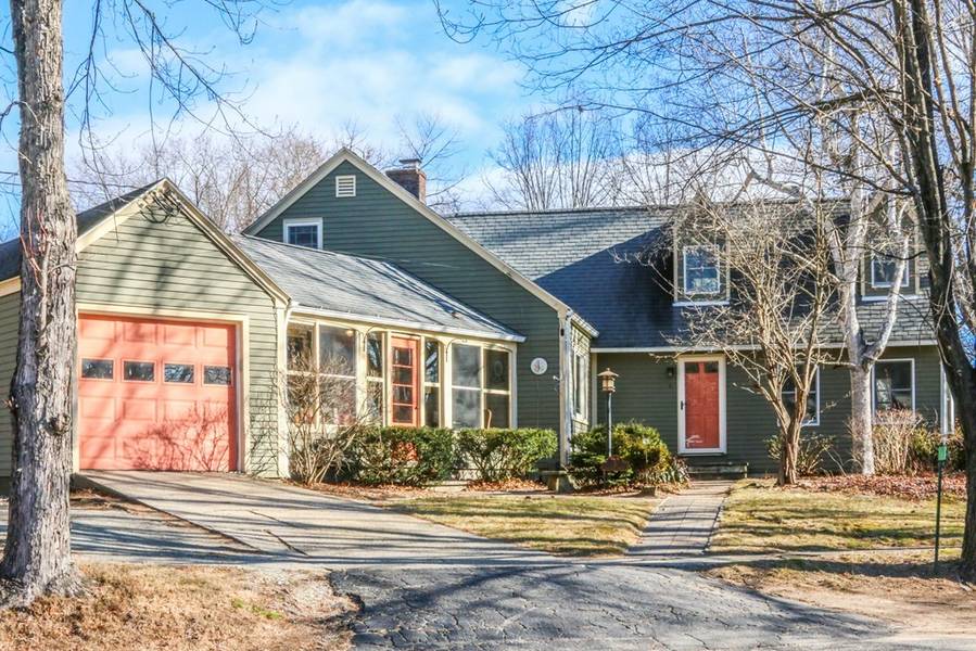 2 Lakeview Avenue, Granby, MA 01033