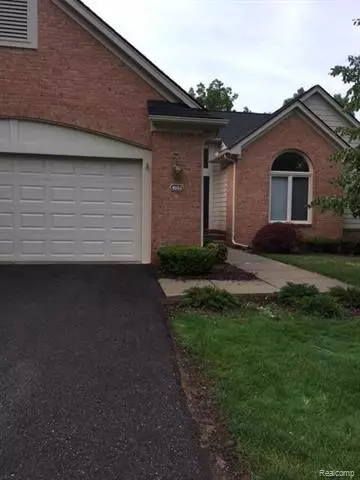 4935 LAGOONS CIR, West Bloomfield Twp, MI 48323