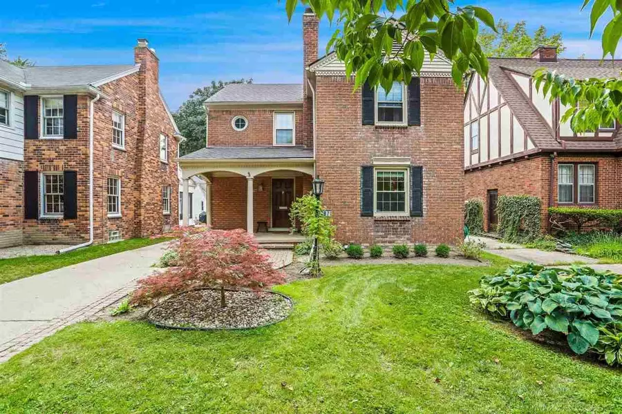 367 McMillan Rd, Grosse Pointe Farms, MI 48236