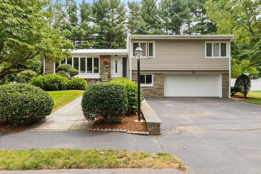 8 Bishops Ln, Lynnfield, MA 01940