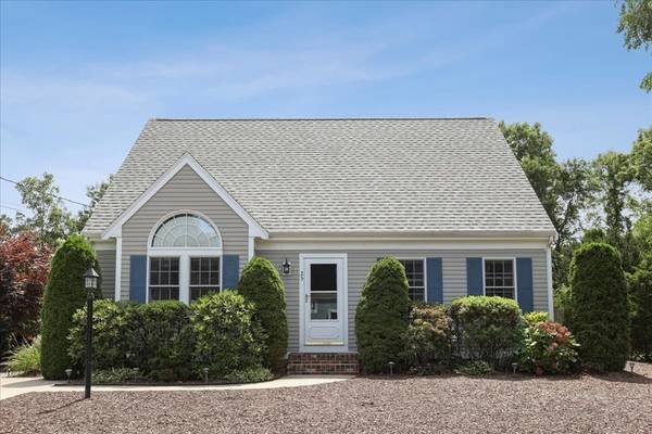 25 Winthrop Dr, Falmouth, MA 02536