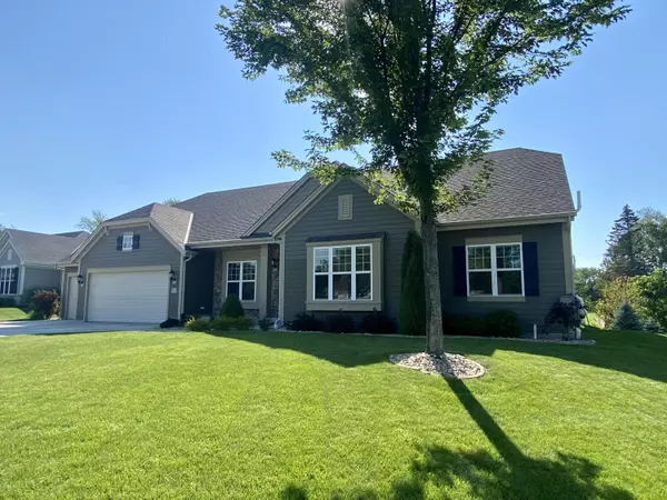 W273N2515 Arlington Dr, Pewaukee, WI 53072