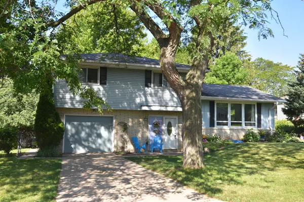 W160N9537 Chippewa Dr, Menomonee Falls, WI 53051