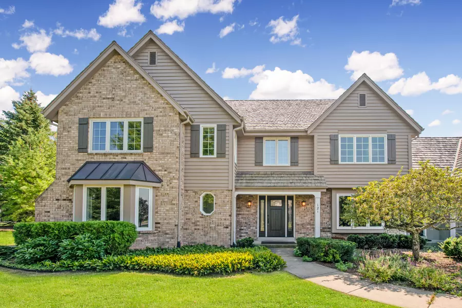 121 E Ironwood Ln, Mequon, WI 53092