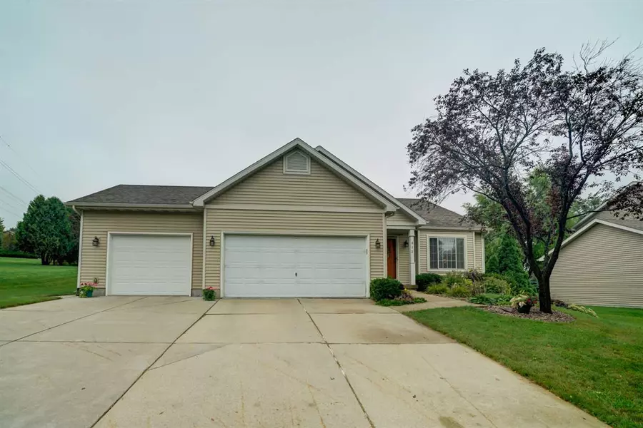 812 Vista Ridge Dr, Mount Horeb, WI 53572