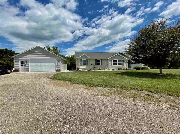 N8105 Warnke Rd, Pardeeville, WI 53954