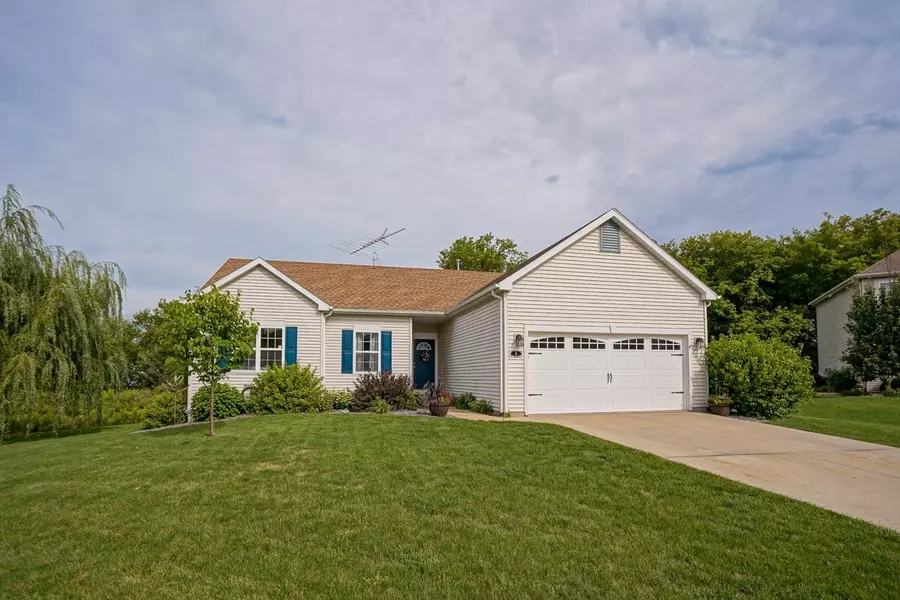 5 Woodridge Ln, Columbus, WI 53925